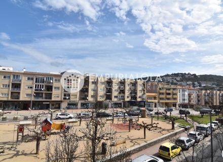 Apartamento de 92 m2 y 8 m2 de terraza, situado en el centro de roses.