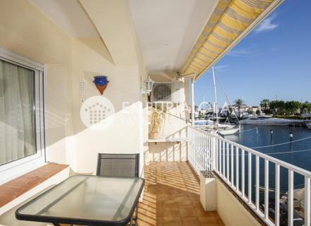 Precioso apartamento vacacional reformado en venta en el centro de empuriabrava con magníficas vistas al canal