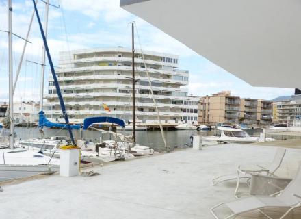 Local comercial transformado en un amplio apartamento