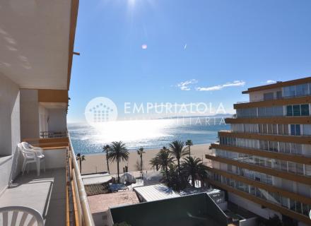 Apartamento en primera línea de mar con licencia turística en roses – costa brava