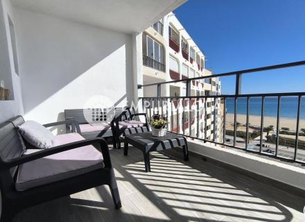 Apartamento en primera línea de mar, reformado, con terraza y vistas al mar