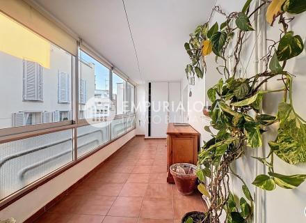 Apartamento en primera línea de mar en el centro de rosas