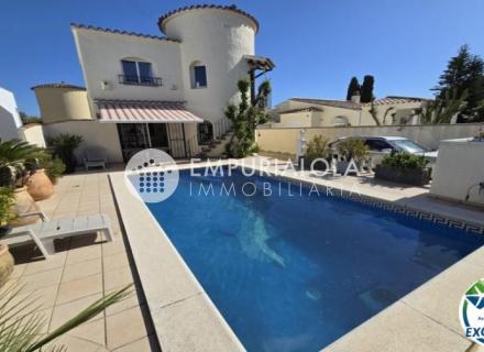 Maison avec piscine et licence touristique - secteur peni