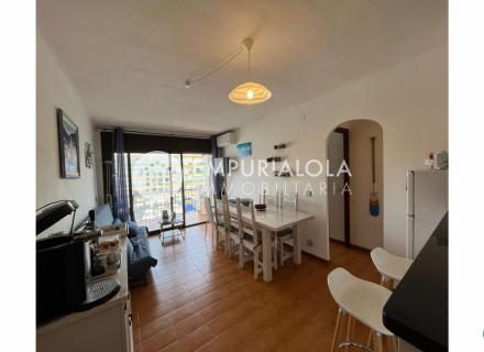 Appartement sur canal en vente dans petit édifice, deux chambres, amarre de 10 x 3,5 m