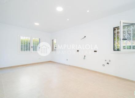 Appartement rénové à roses, à seulement 30 mètres de la plage