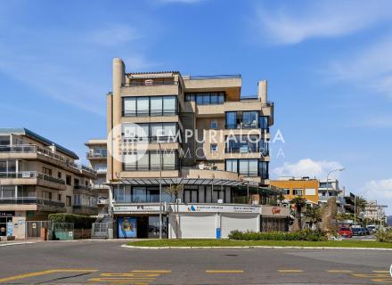 Appartement exclusif en bord de mer, 95 m² avec parking privé.