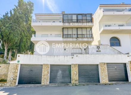 Casa medianera con vistas espectaculares al mar