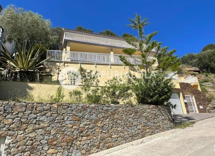 Splendide villa de 253 m2 avec une vue fantastique sur la ville et la baie de roses.