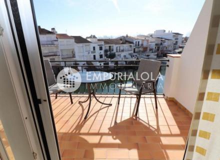 Encantador apartamento en venta en empuriabrava con vistas al canal