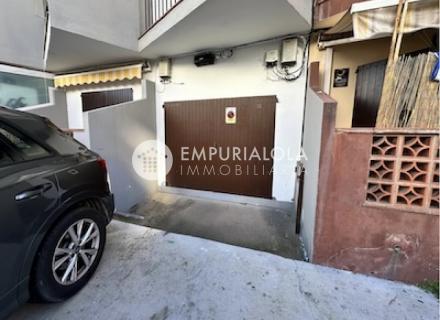 En venta – garaje cerrado con aparcamiento – zona la muga