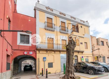 Immeuble entier à vendre au centre de la jonquera.
