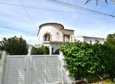 Magnifique maison de deux chambres pleine de charmes à vendre