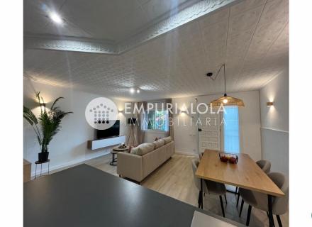 Empuriabrava apartamento de 2 habitaciones totalmente reformado en pleno centro .