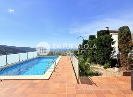 Villa panorámica con vistas al mar, piscina privada y gran jardín en mas fumats