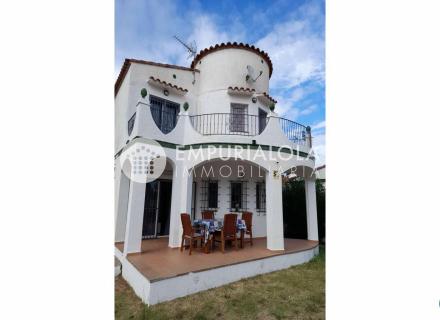 A vendre, belle maison de vacances de 174 m² habitables et 395 m² de terrain dans un quartier résidentiel au calme