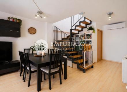 Duplex penthouse avec grande terrasse et parking au centre de roses
