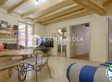 Charmante maison rustique avec voûtes catalanes au centre de la ville de peralada.