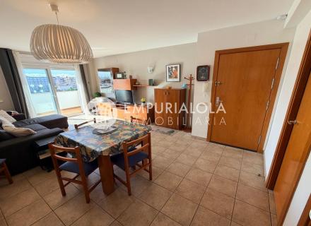 Magnífico apartamento de lujo que consta de tres dormitorios, un baño, un salón-comedor y una terraza con unas magnificas vistas