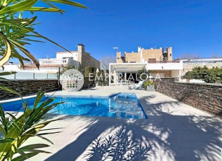 Maison rénovée plein sud avec piscine et amarre sur canal large à empuriabrava