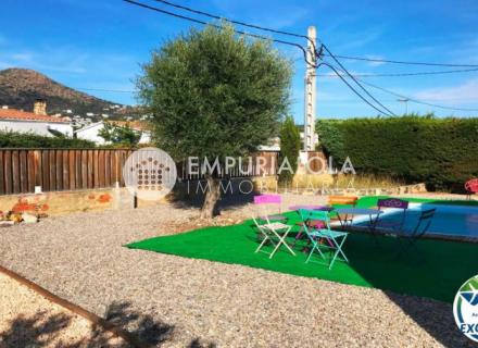 Casa con amplio jardín en venta en mas boscà roses