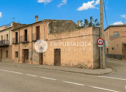 Casa a restaurar en sant climent sescebes