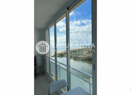 Appartement avec licence touristique rénové en bord de mer avec une vue magnifique sur la mer et le parc naturel des aiguamolls.
