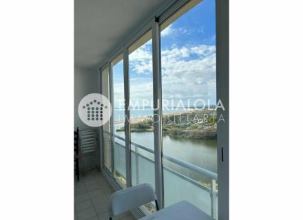 Apartamento reformado con licencia turística en primera línea de playa con magníficas vistas al mar y al parque natural els aiguamolls