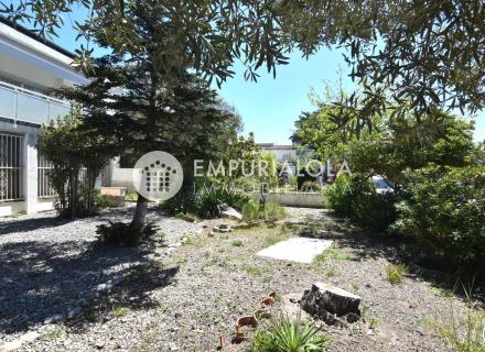Grande apartamento a renovar en santa margarita, roses, con un amplio jardín privado de 207 m2.