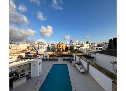 Maison avec piscine et amarre 12,25 x 3 près de la mer à vendre à empuriabrava, orientation sud.