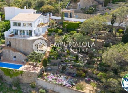 Villa mediterránea con alma, vistas impresionantes y oportunidad única de inversión en roses