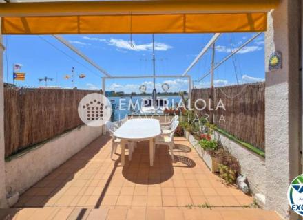 Exclusiva casa con amarre de 10x4 m y vistas al parque natural, canal, y mar en roses