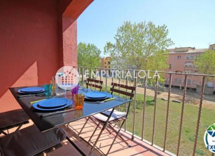 Gran reserva encantador apartamento a solo 50 metros de la playa, con piscinas, jardines comunitarios y licencia turística