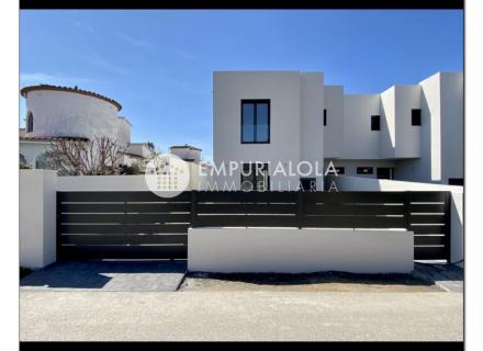 Nouvelle construction!!! 4 chambres, 3 salles de bains et piscine secteur requesens