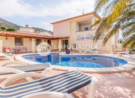 Très jolie villa renovée avec 3 appartements, piscine privé et garage