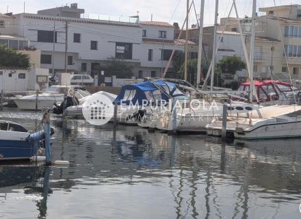 Amarrage dans un port privé.