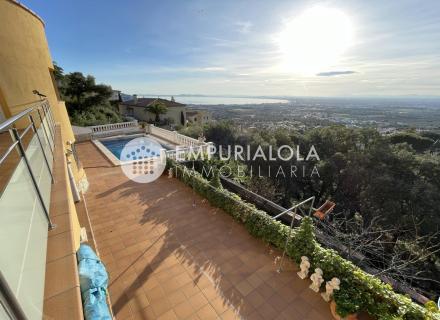Villa avec vue mer et piscine dans le quartier calme de mas fumats où vous pourrez passer des moments inoubliables en famille