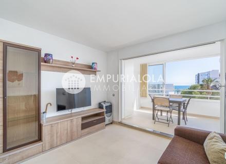 Appartement en parfait état avec une chambre et vue mer.