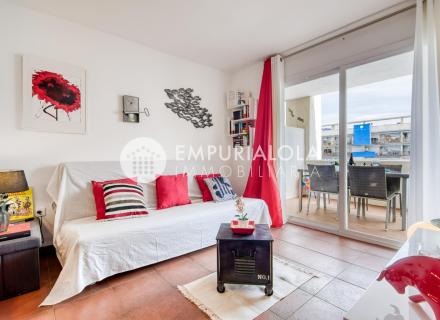 Appartement confortable avec piscine commune et terrasse dans un cadre paisible