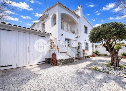 Maison divisée en 2 appartements avec garage à empuriabrava