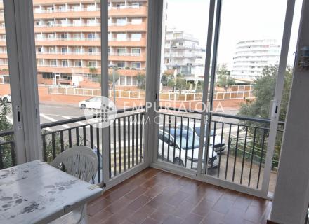 Apartamento situado a santa margarita (roses) 250 metros de la playa.