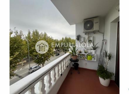 Bonito piso en venta en la zona comercial de empuriabrava
