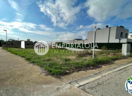 Parcela unifamiliar edificable en tranquila urbanización de roses. ¡buena oportunidad!