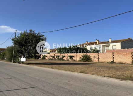 Maison à réformer avec locale et 3 terrains