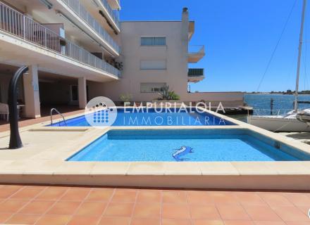 Hermoso piso de gran superficie a poca distancia de la playa de roses, santa margarita