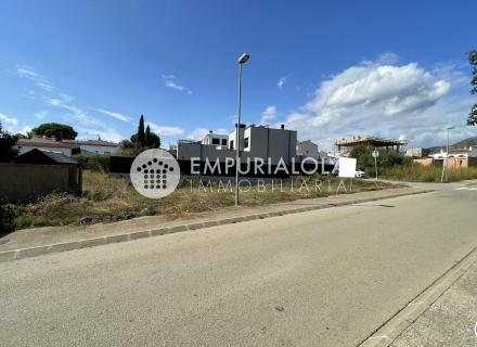 Parcela unifamiliar edificable en tranquila urbanización de roses. ¡buena oportunidad!