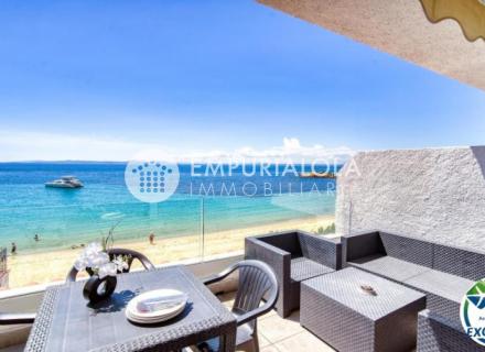 Appartement exclusif entièrement rénové en première ligne de mer avec licence touristique – plage de l’almadraba, roses