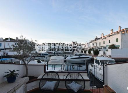 Producto exclusivo en venta: encantadora casa de pescador con 4 dormitorios, mezzanine y amarre privado