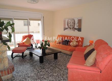 Belle maison avec beaucoup de potentiel dans un quartier résidentiel de la vila de llançà