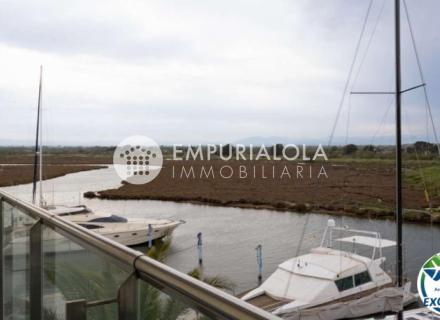 Appartement spacieux avec terrasse, parking, débarras, vue mer et piscine