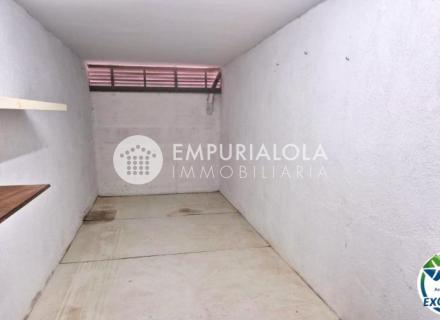 Garage moto à vendre à roses et avec 9 m2.